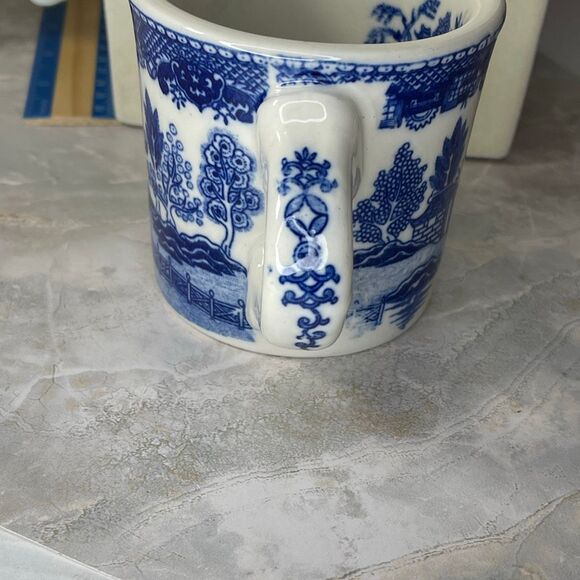 VTG Blue Willow country theme pattern coffee mug. - Picture 3 of 8